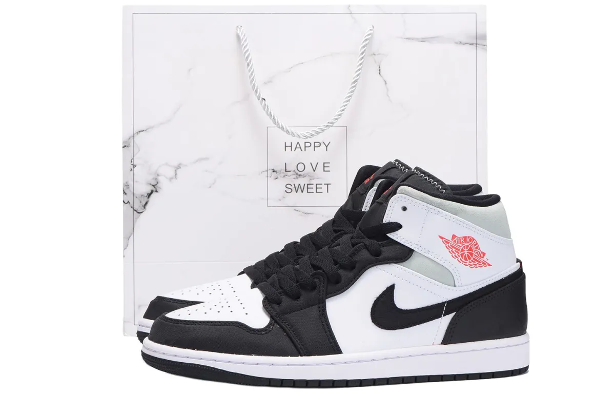 Jordan Air Jordan 1 Slip Resistant Abrasion Resistant Low top Vintage Basketball Shoes Men's Black White