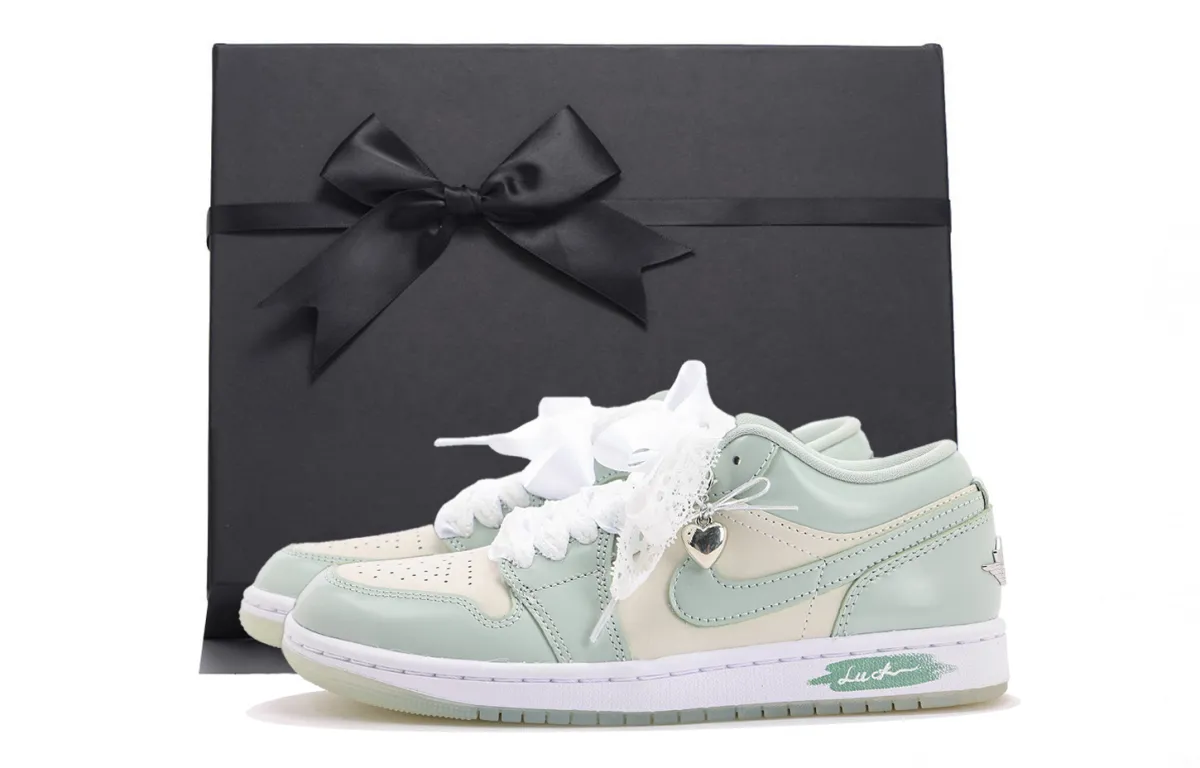 Jordan Air Jordan 1 Abrasion Resistant Abrasion Resistant Low top Vintage Basketball Shoes Women's Black Green