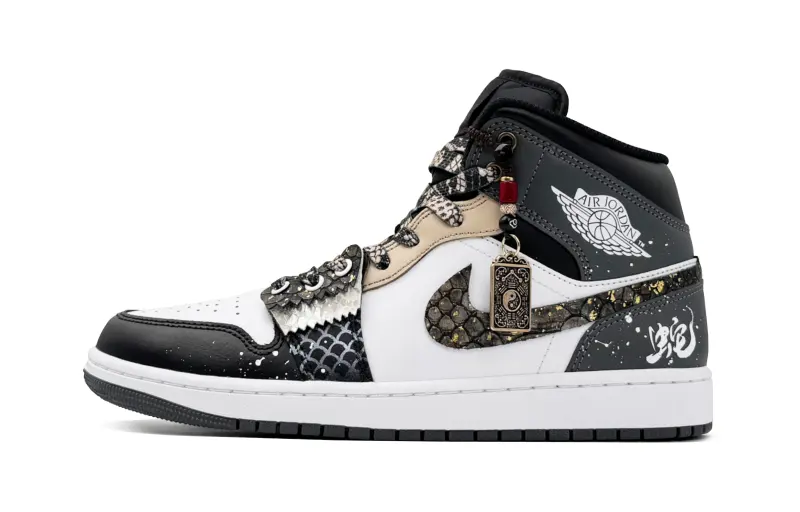 Jordan Air Jordan 1 Abrasion Resistant Mid top Vintage Basketball Shoes Unisex Black White Gold