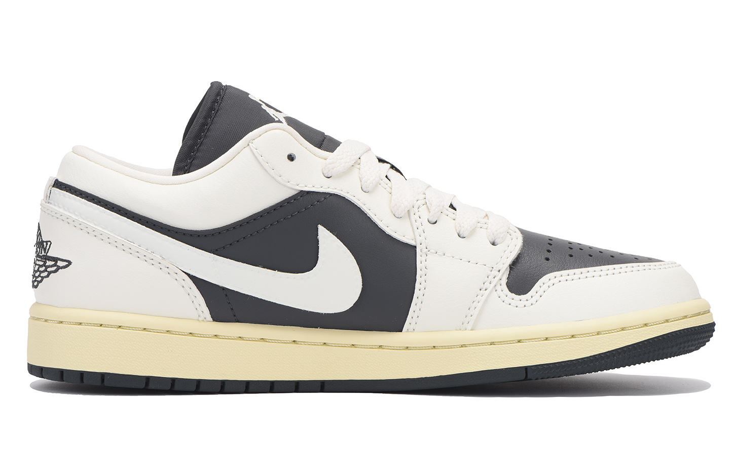 Jordan Air Jordan 1 Slip Resistant Abrasion Resistant Low top Vintage Basketball Shoes Women’s Black White