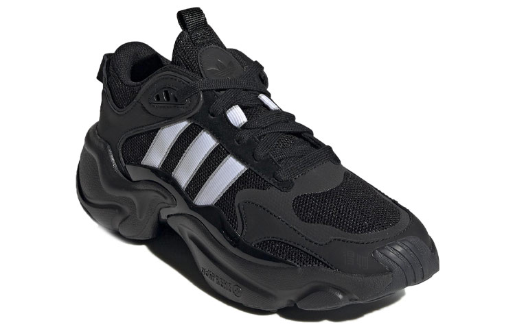 Женские кроссовки adidas Magmur Runner (черно-белые) — фото 2