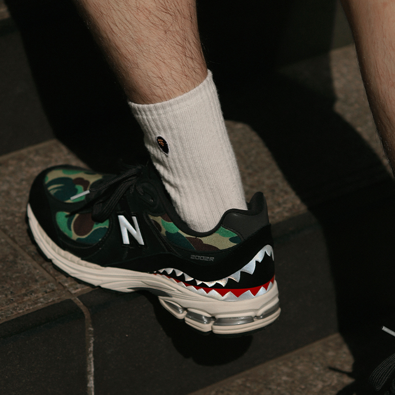 Кроссовки A BATHING APE x New Balance 2002R (черный камуфляж) — фото 7