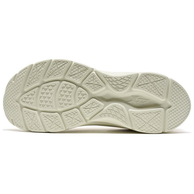XTEP Breathable Mesh Slip Resistant Low top Running Shoes Men's Beige
