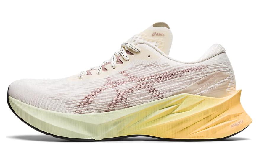Женские кроссовки ASICS Asics Novablast 3 (светло-бежевые)