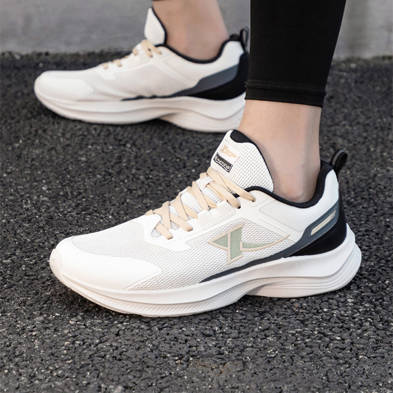 XTEP Abrasion Resistant Low top Running Shoes Men’s White Black