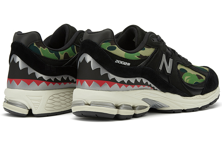 Кроссовки A BATHING APE x New Balance 2002R (черный камуфляж) — фото 4