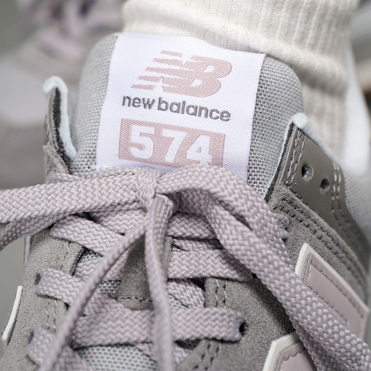 Женские кроссовки New Balance 574 (серо-розовые) — 钢灰/玫瑰粉/白 — фото 7