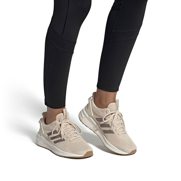 Женские кроссовки adidas neo Questar Ride (бежево-бело-серебристые) — Бежевыйбелый / серебристый — фото 7