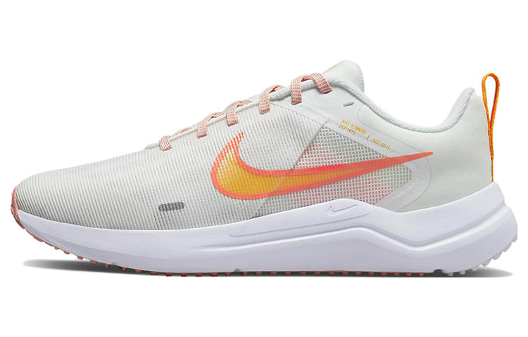 Женские кроссовки Nike Downshifter 12 (бело-оранжевые)