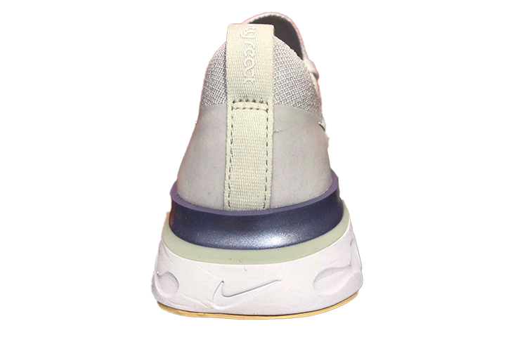 Женские кроссовки Nike React Infinity Run Flyknit 1 (бежево-белые с серебристым) — Бежевыйбелый / серебристый — фото 3