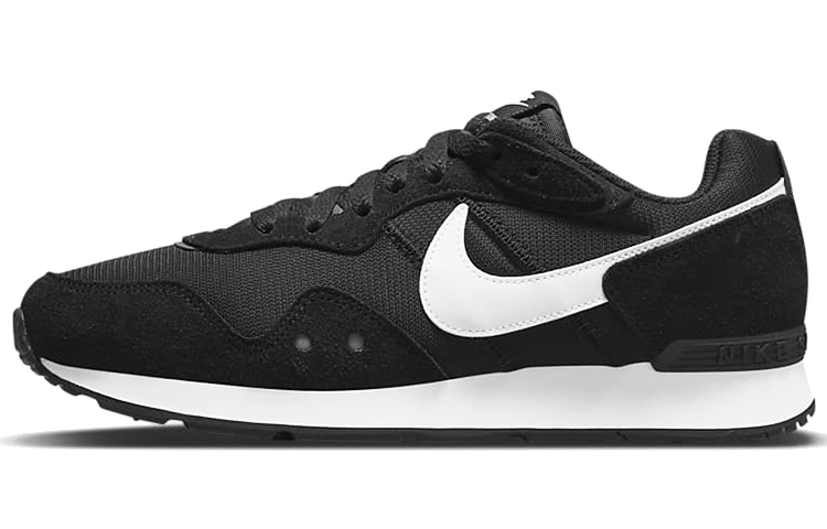 Женские кроссовки Nike Venture Runner (черный / белый)