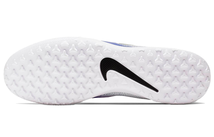 Мужские футбольные бутсы Nike Phantom Venom Club TF (бело-синие) — фото 6