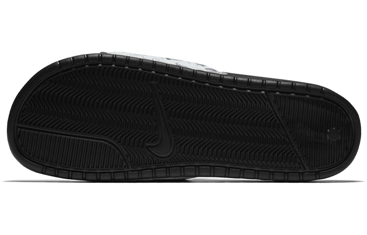 Мужские шлепанцы Nike Benassi (черно-белые) — фото 4
