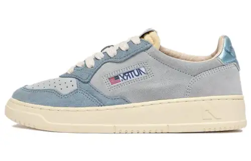 AUTRY Medalist Suede Height Increasing Low top Skateboard Shoes Women's Light Blue