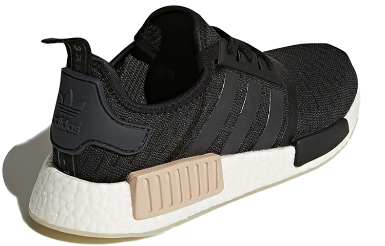Женские кроссовки adidas originals NMD_R1 Black Carbon (черные) — Чёрный — фото 4