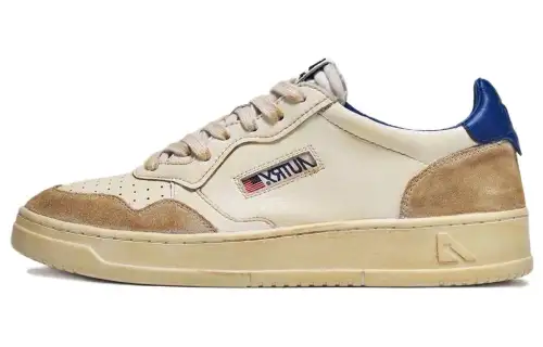 AUTRY Leather Low top Skateboard Shoes Women's Pale Yellow