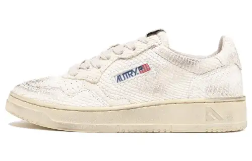 AUTRY Medalist Leather Minimalist Fashion Low top Skateboard Shoes Women's White
