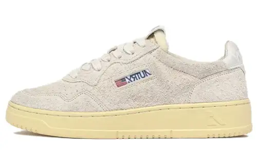 AUTRY Medalist Suede Low top Skateboard Shoes Women's Sandy Brown