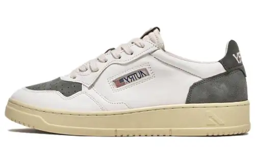 AUTRY Medalist Leather Low top Skateboard Shoes Women's White Army Green