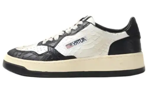 AUTRY Leather Low top Skateboard Shoes Women's Black White