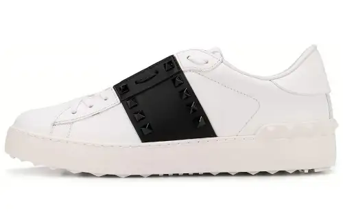 Valentino Low top Casual Shoes Women's Black White