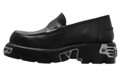 Vetements Logo-embossed Leather Loafers