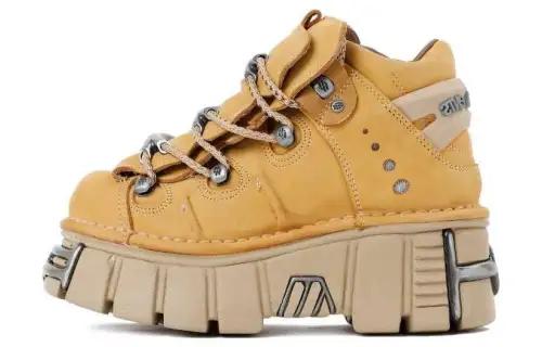 Vetements Low top Casual Shoes Women's Brown
