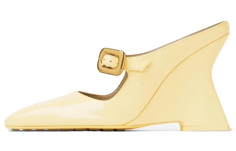 Bottega Veneta Closed Toe Slippers Women's Gold