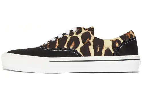 Burberry Wilson Leo Low top Stylish Skateboarding Shoes Men's Black White