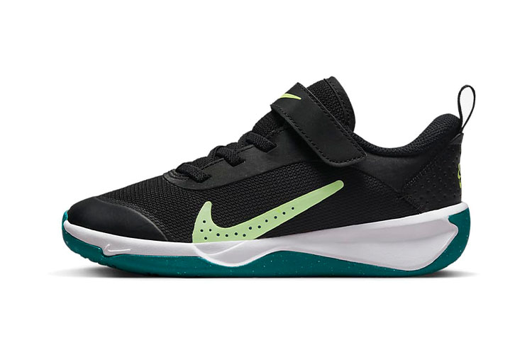 Детские кроссовки Nike Omni Multi-Court (черно-зеленые)