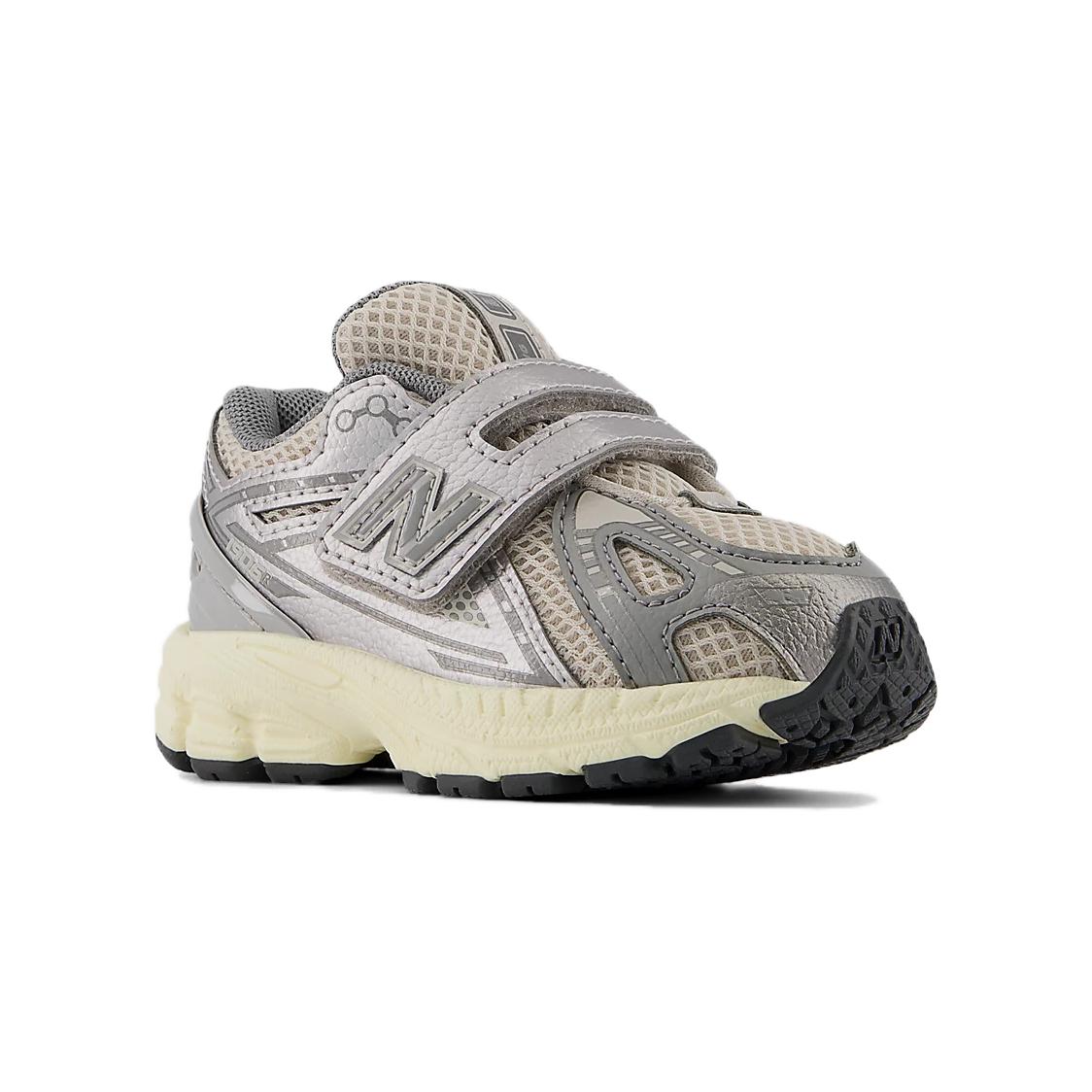 Детские кроссовки New Balance NB 1906R (серо-серебристые) — фото 5