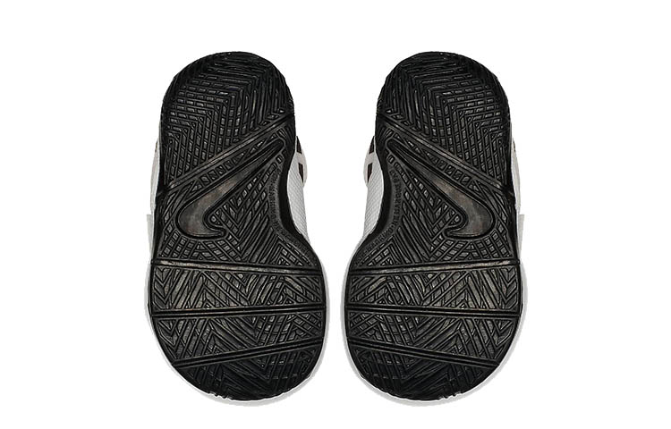 Детские кроссовки Nike Team Hustle D 8 JDI (черно-белые) — фото 6