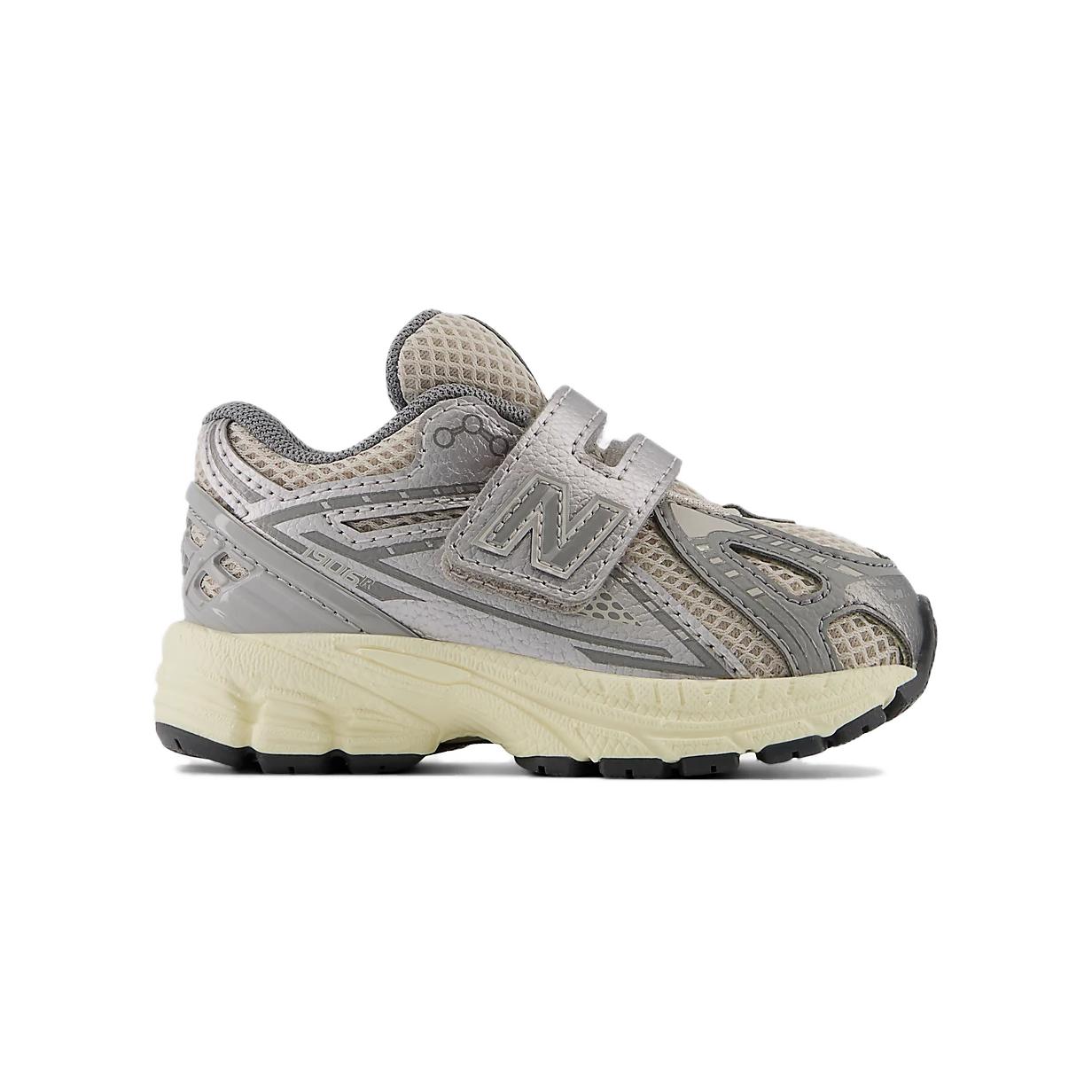 Детские кроссовки New Balance NB 1906R (серо-серебристые) — фото 4