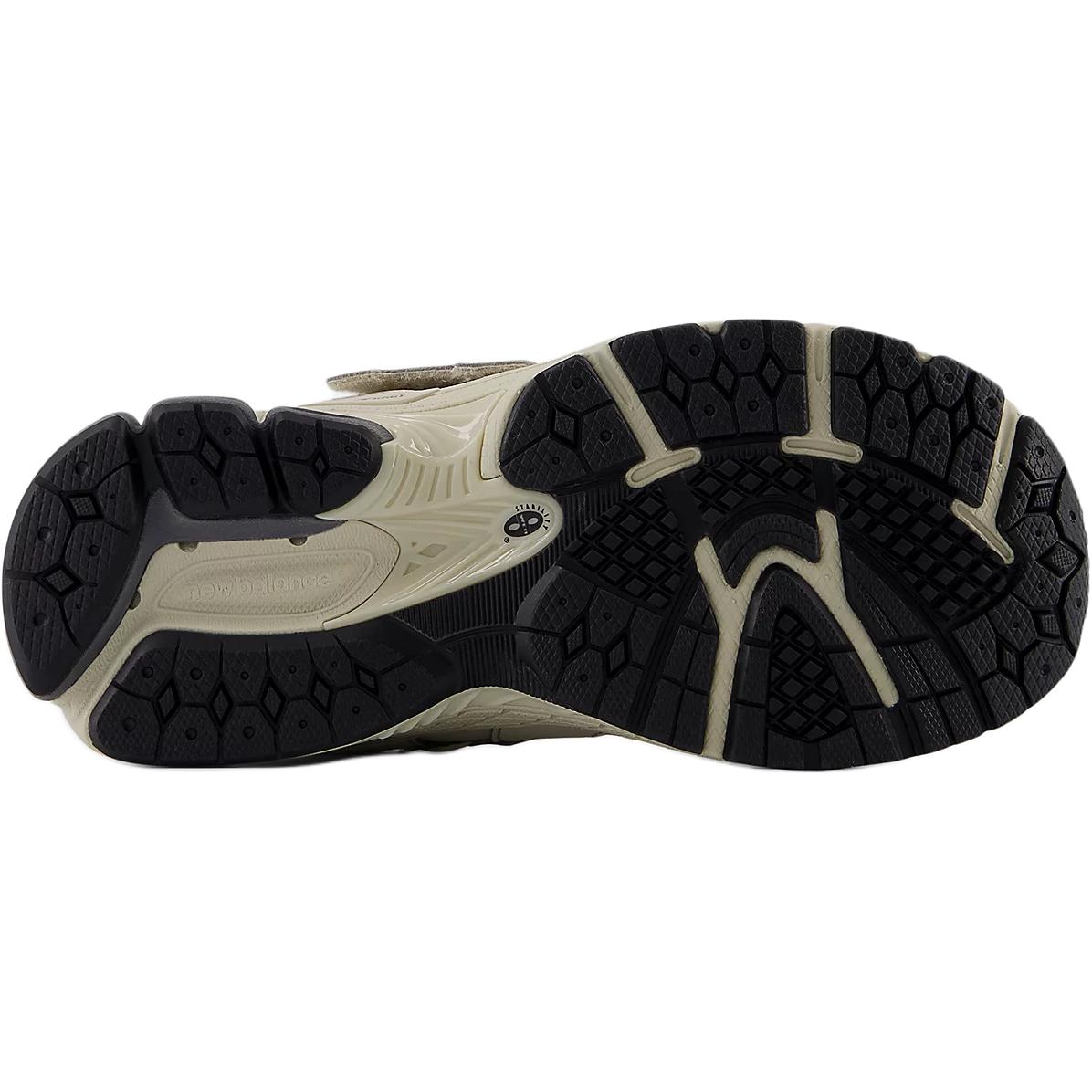 Детские кроссовки New Balance New Balance NB 2002 (бежево-черная) — фото 6