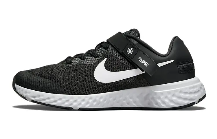 Nike Revolution 6 FlyEase 4E 'Black White' GS
