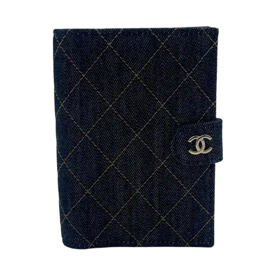 CHANEL Джинсовая сумка для паспорта Chanel 26P Gold Label с двойным логотипом C и бриллиантами, женская, синяя