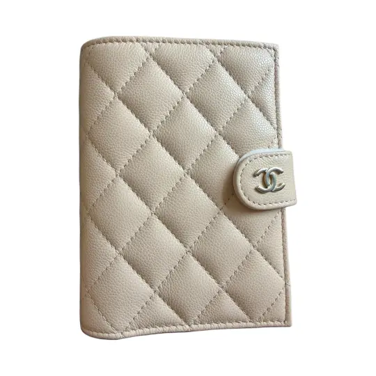 CHANEL Chanel 26C Classic Double C Logo с ромбовидной стежкой, ярко-зернистая телячья кожа и золотистый металл, маленькая женская сумка для паспорта светло-бежевого цвета