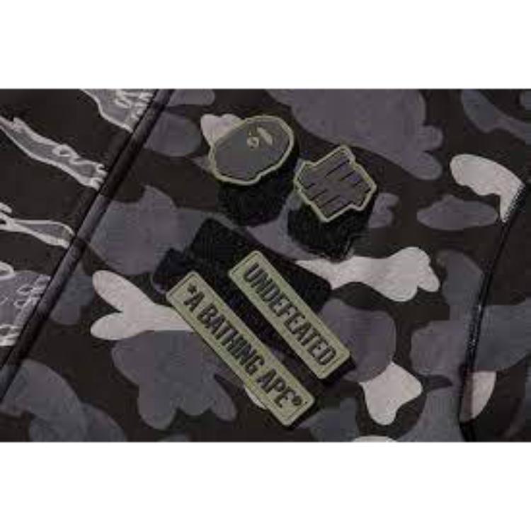 Мужские худи A BATHING APE A BATHING APE x Undefeated Tiger Shark Half Full Zip Hoodie (темный камуфляж) — фото 5