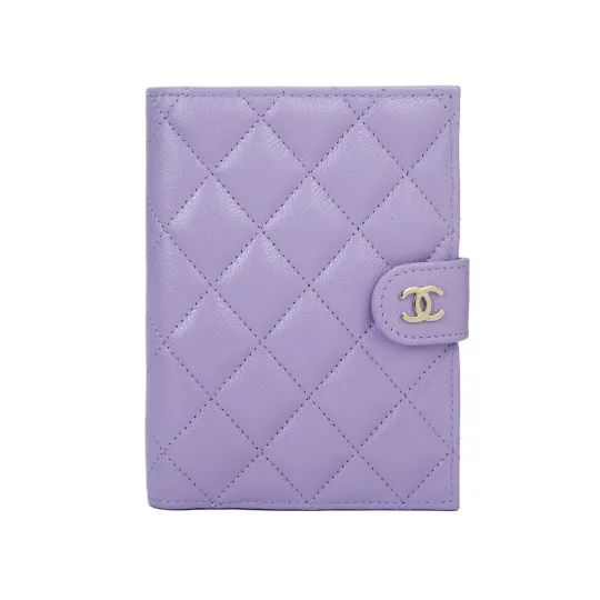 CHANEL Chanel 26S Classic Double C Logo Стеганая зернистая телячья кожа и металлическая сумка для паспорта серебристого цвета Женская светло-фиолетовая
