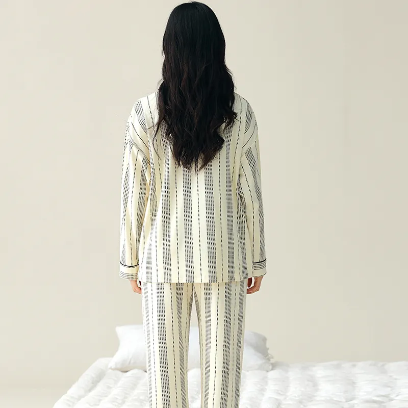 Floating Light Islands Pajama Set Women
s Gift Box Set Beige