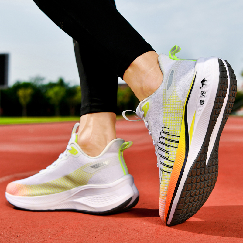 LINGHANGLUOTUO Breathable Coverage Rebound Low top Running Shoes Men’s
