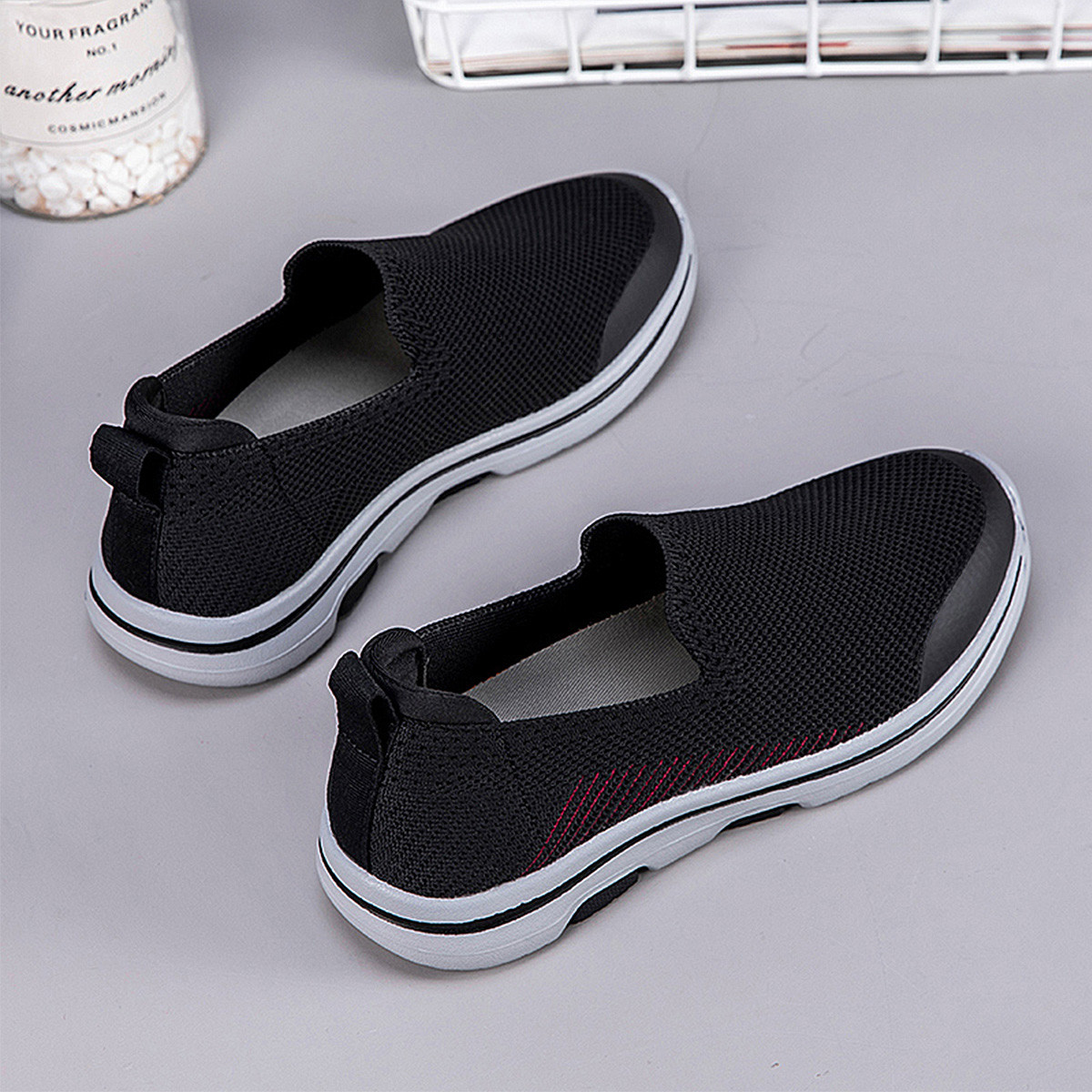 RONGSHI Slip Resistant And Breathable Low top Lifestyle Athleisure Shoes Unisex