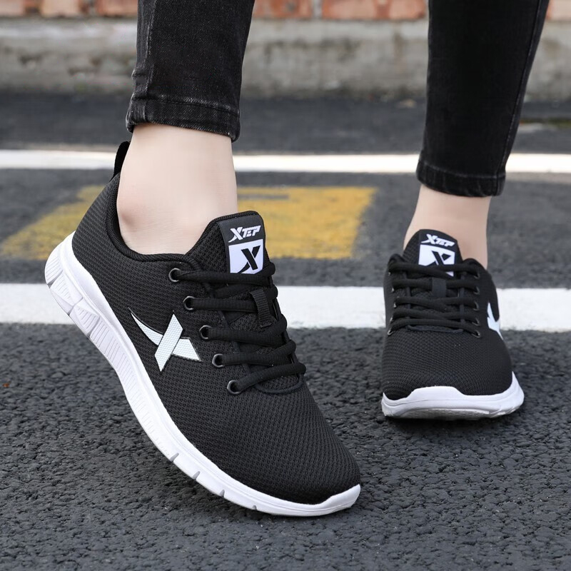 XTEP Coverage Cushioning Lightweight Low top Casual Running Shoes Women’s Black