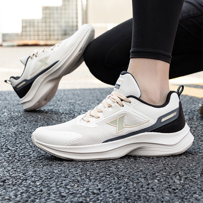 XTEP Abrasion Resistant Low top Running Shoes Men’s White Black