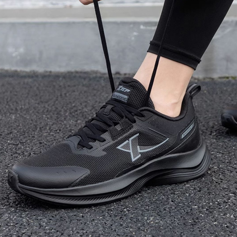 XTEP Abrasion Resistant Low top Running Shoes Men’s Black