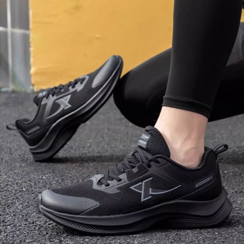 XTEP Abrasion Resistant Low top Running Shoes Men’s Black