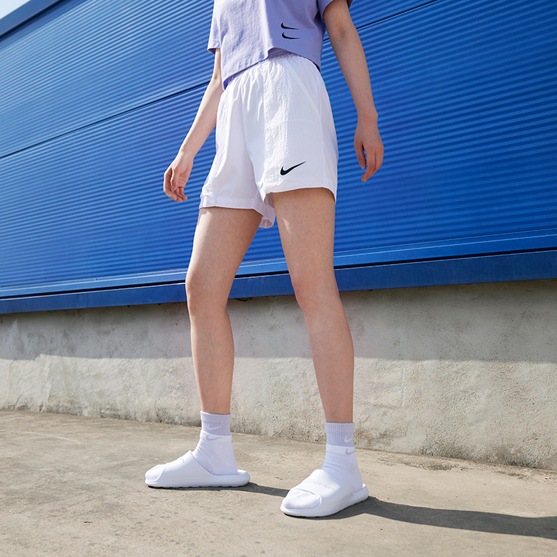Женские шорты Nike Sportswear Swoosh (белые) — фото 3