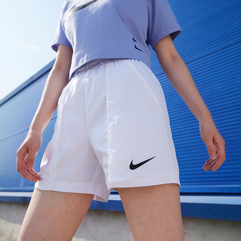 Женские шорты Nike Sportswear Swoosh (белые) — фото 4