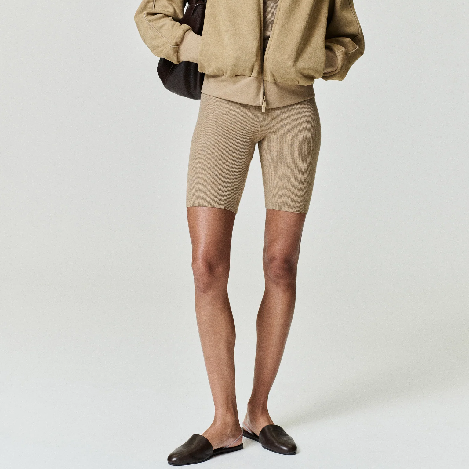 Женские велосипедки Fear of God Essentials SS26 Womens Rib Knit Bike Short (бежевые) — фото 3