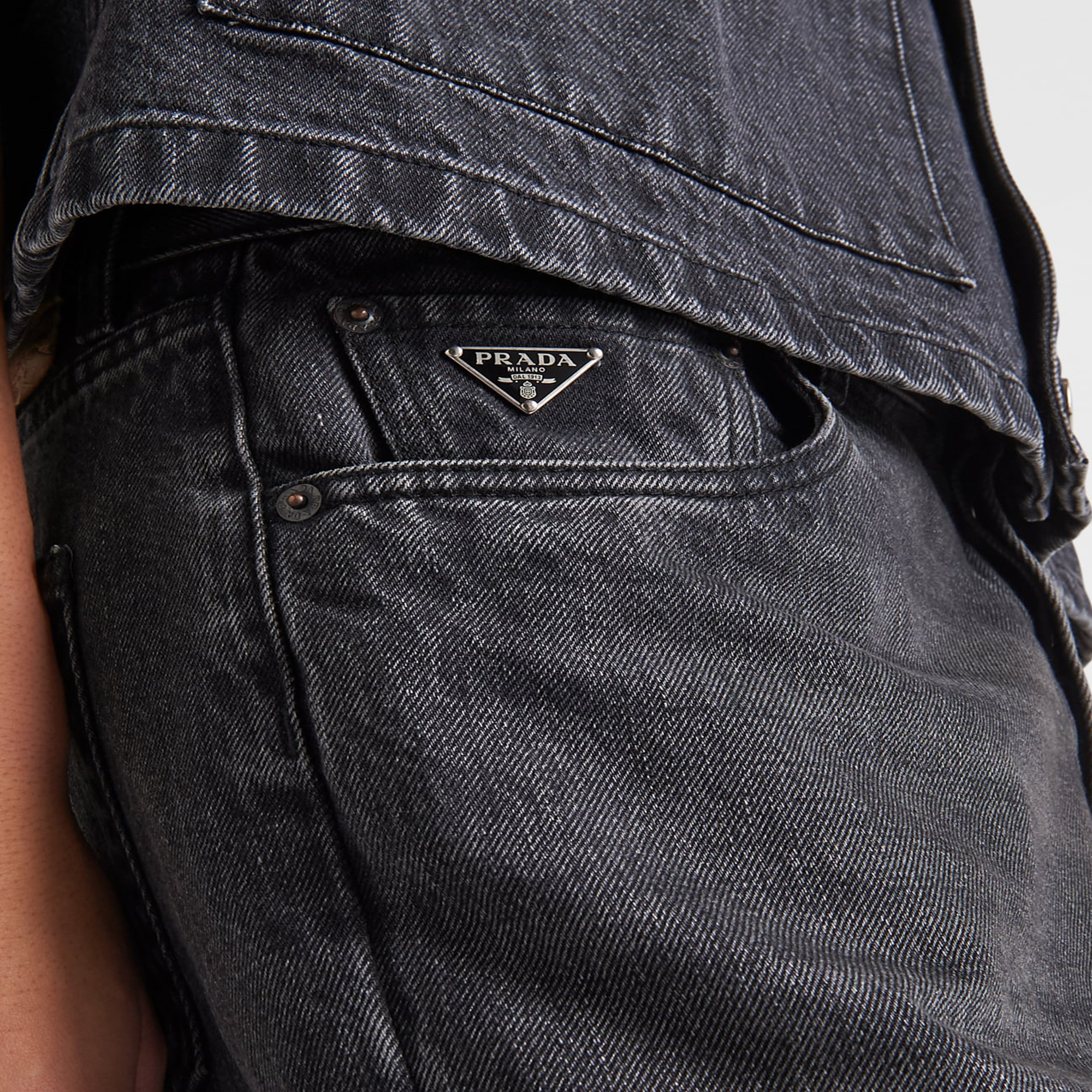Мужские джинсы Prada Triangle Logo Denim (черные) — фото 6